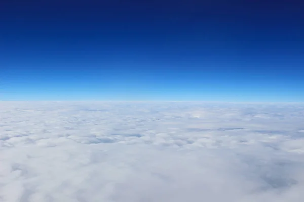 Mavi gökyüzü ve bulutlar penceresinden görüntülemek — Stok fotoğraf