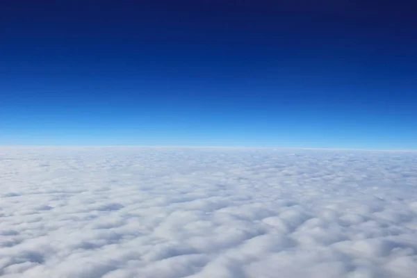 Céu azul e nuvens vista da janela — Fotografia de Stock