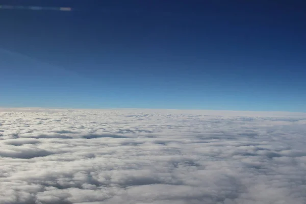 Cielo azul y nubes vista desde la ventana — Foto de Stock