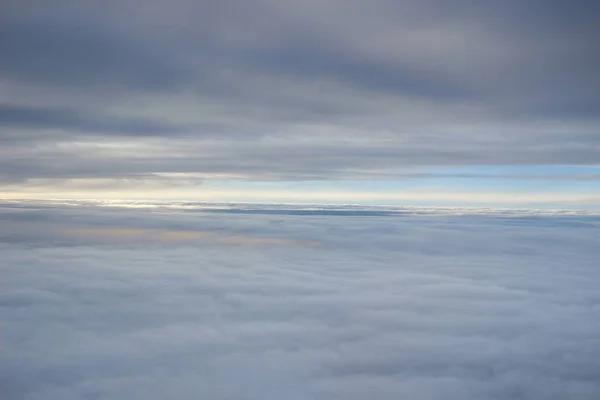 Cielo blu e nuvole vista dalla finestra — Foto Stock