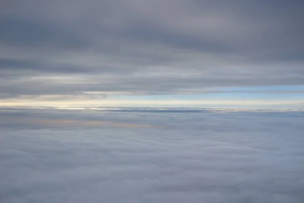 푸른 하늘과 구름 보기 창에서 — 스톡 사진