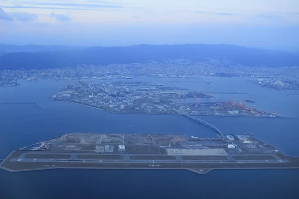 飛行機の窓から日本の関西エリア — ストック写真