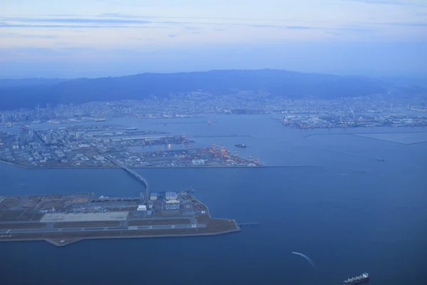 Una bahía de Osaka desde la ventana del avión —  Fotos de Stock