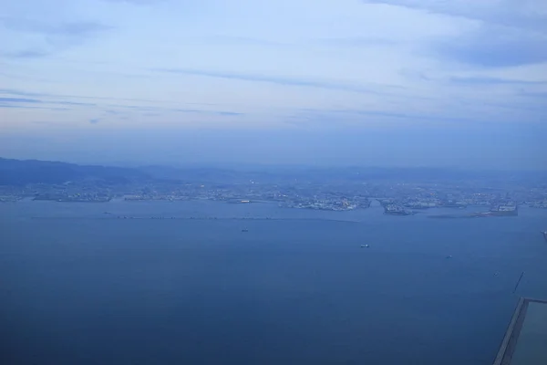 从飞机窗口看的大阪湾 — 图库照片