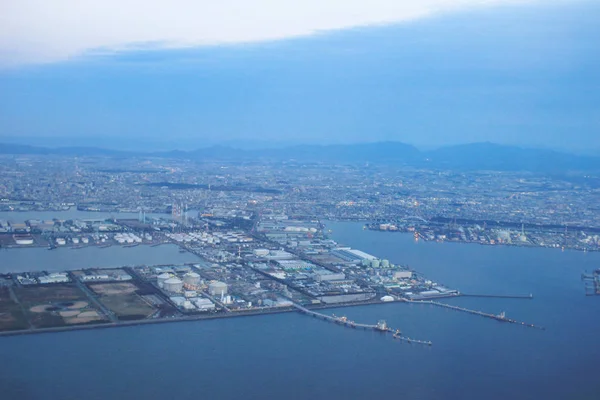 La baia di Osaka dal finestrino dell'aereo — Foto Stock