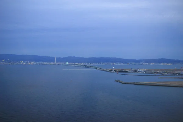 De baai van Osaka van het vliegtuig venster — Stockfoto