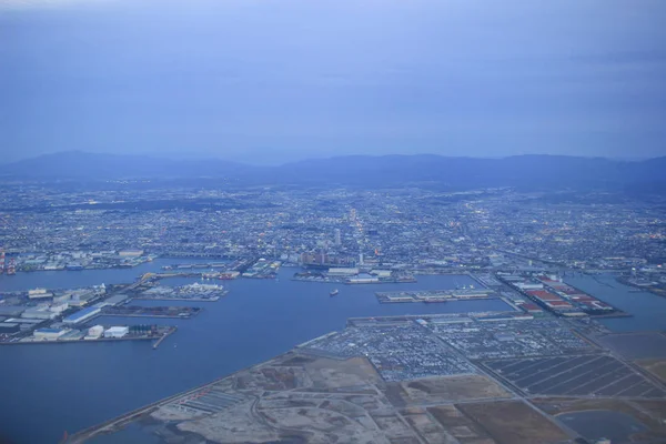 La baia di Osaka dal finestrino dell'aereo — Foto Stock