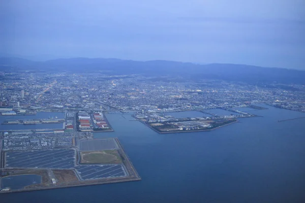 飛行機の窓から大阪湾 — ストック写真