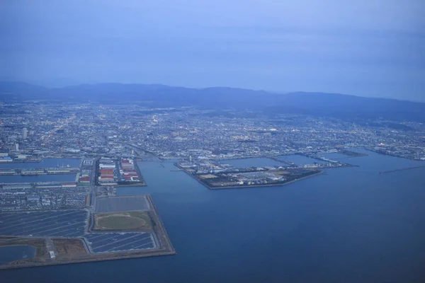 La Bahía de Osaka desde la ventana del avión —  Fotos de Stock