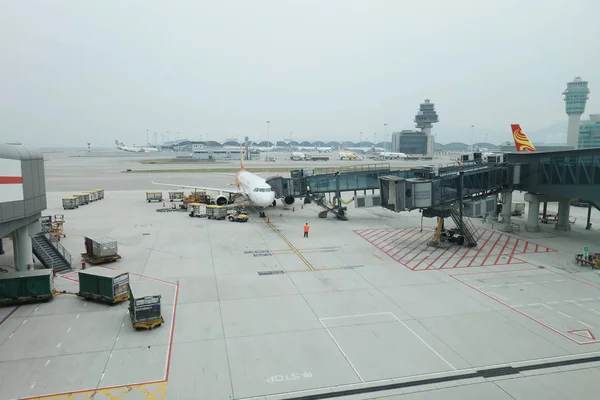 Jet vlucht aangemeerd in Hong Kong Airport. — Stockfoto
