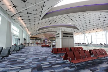 bir orta saha kalabalık Hk Uluslararası Havaalanı'nda.