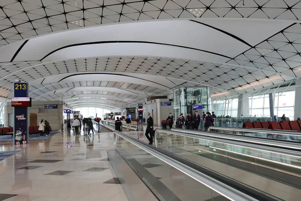 Μια μεσαία γραμμή πτέρυγα στο Διεθνές Αεροδρόμιο του Χονγκ Κονγκ. — Φωτογραφία Αρχείου