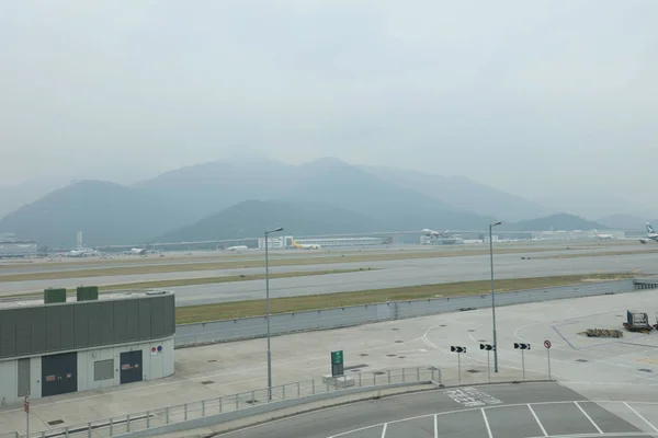 낮 시간에 홍콩 공항에는 항공기 l — 스톡 사진