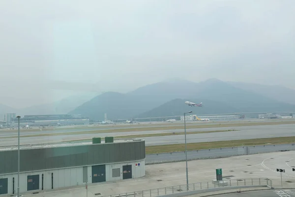 一日の時間で香港空港に航空機 l — ストック写真