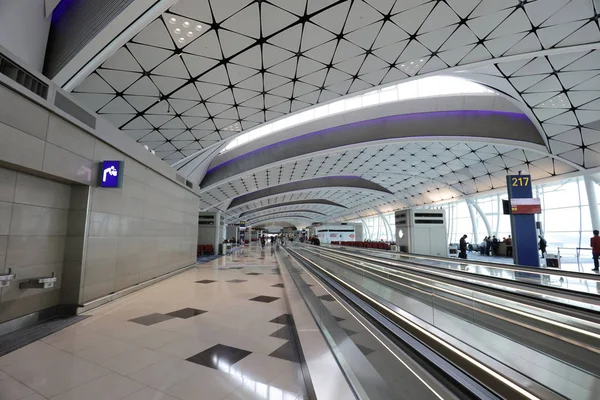 Μια μεσαία γραμμή πτέρυγα στο Διεθνές Αεροδρόμιο του Χονγκ Κονγκ. — Φωτογραφία Αρχείου