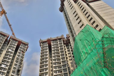 bir vinç ve yarım kalmış binaların. HK