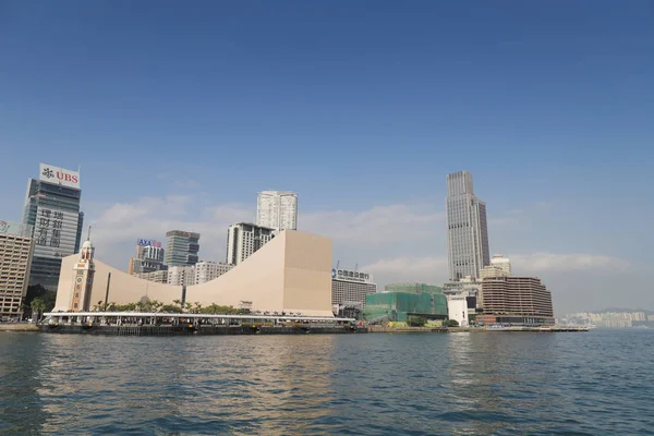 Victoria Harbor gün mavi gökyüzü, tekne ve bulut.