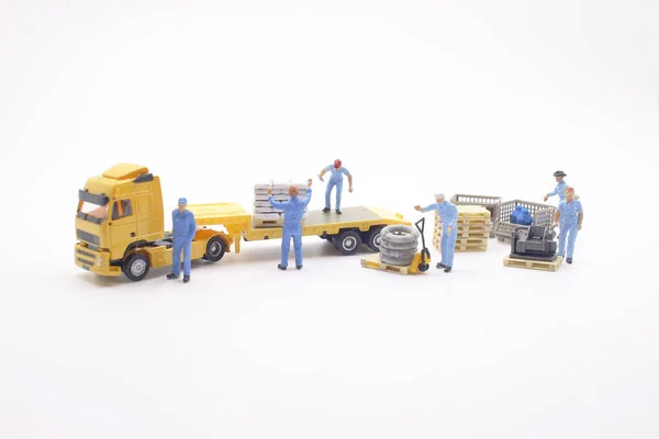 Una mini figura moviendo las mercancías de camión —  Fotos de Stock