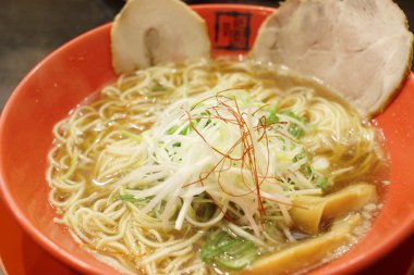 bir ramen chashu, kavrulmuş domuz eti ile Japon şehriye