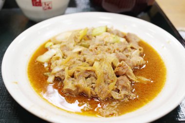 sığır eti, domates ve hafif bir arka plan üzerinde otlar ile