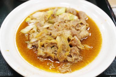 sığır eti, domates ve hafif bir arka plan üzerinde otlar ile