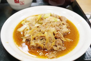 sığır eti, domates ve hafif bir arka plan üzerinde otlar ile