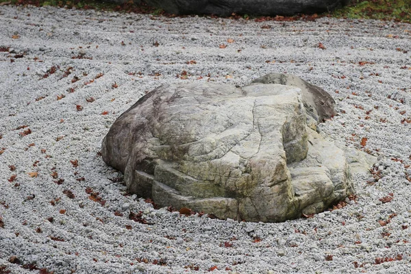 Un jardin en pierre au vieux temple japonais Seiryuden — Photo