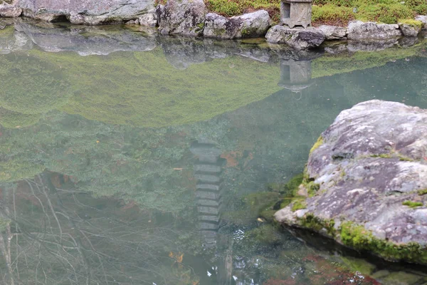 Rybník na Šin den Shoren v chrámu — Stock fotografie