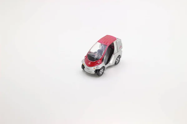 Uma mini figura com o carro de brinquedo — Fotografia de Stock