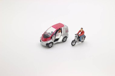 oyuncak araba ile bir mini figür 