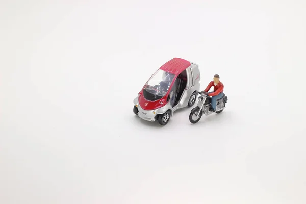 Uma mini figura com o carro de brinquedo — Fotografia de Stock