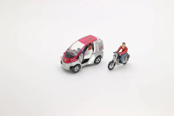 Una mini figura con el coche de juguete —  Fotos de Stock