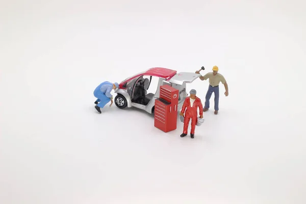 La figura de la mini mecánica trabajando en un coche — Foto de Stock