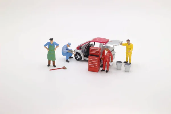 La figura de la mini mecánica trabajando en un coche — Foto de Stock