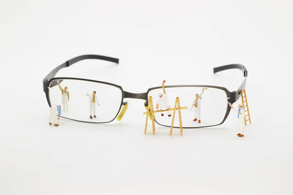 Gli occhiali di occhi di pulizia di lavoratore di persone mini . — Foto Stock