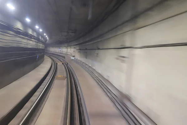 적당 한 모션 블러와 철도 터널을 이동 하는 기차 — 스톡 사진