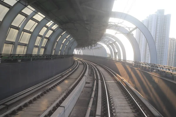 Trem túnel ferroviário em movimento com desfoque de movimento moderado — Fotografia de Stock