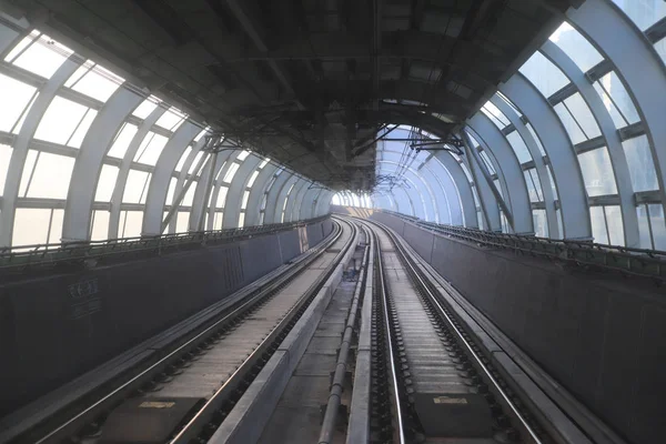 Tåg flytta järnvägstunneln med måttlig rörelseoskärpa — Stockfoto