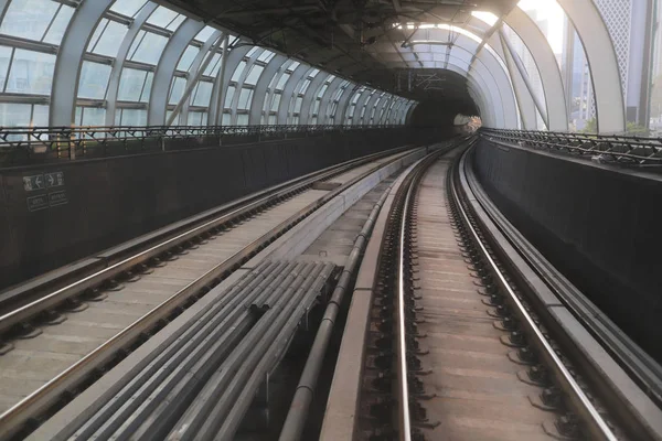 Tren túnel ferroviario en movimiento con desenfoque de movimiento moderado — Foto de Stock