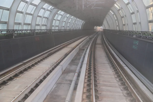 Tren túnel ferroviario en movimiento con desenfoque de movimiento moderado —  Fotos de Stock