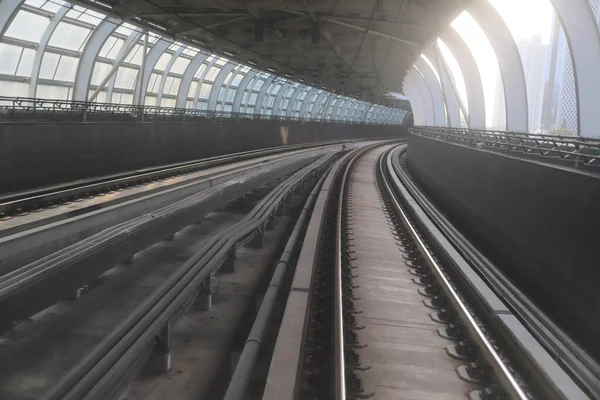 Tren túnel ferroviario en movimiento con desenfoque de movimiento moderado —  Fotos de Stock