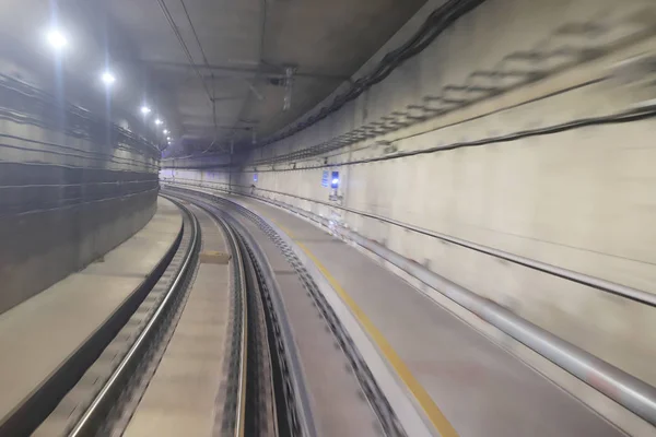 Eisenbahntunnel mit mäßiger Bewegungsunschärfe — Stockfoto