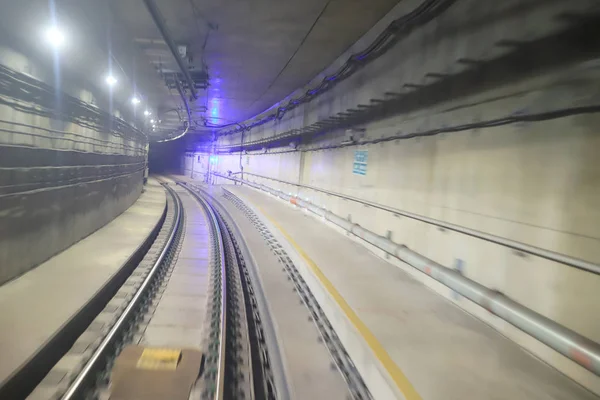 Tren túnel ferroviario en movimiento con desenfoque de movimiento moderado — Foto de Stock