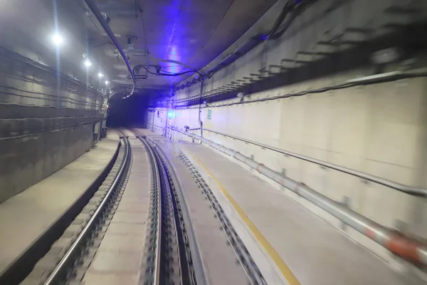 Eisenbahntunnel mit mäßiger Bewegungsunschärfe — Stockfoto
