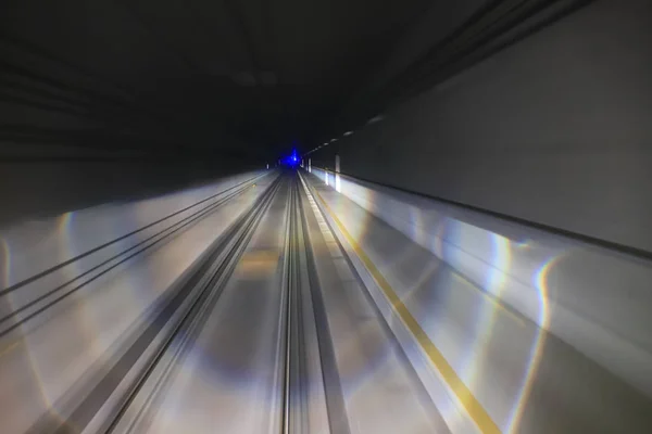 Treno in movimento tunnel ferroviario con movimento moderato sfocatura — Foto Stock
