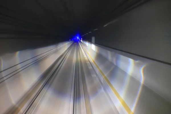 Treno in movimento tunnel ferroviario con movimento moderato sfocatura — Foto Stock