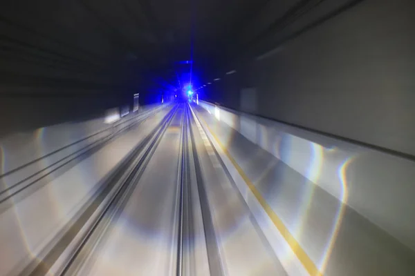 Trem túnel ferroviário em movimento com desfoque de movimento moderado — Fotografia de Stock