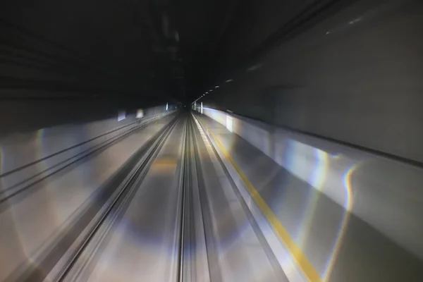 Tåg flytta järnvägstunneln med måttlig rörelseoskärpa — Stockfoto