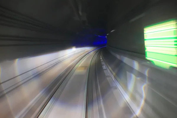 Tunel kolejowy z umiarkowanym ruchu rozmycie ruchu kolejowego — Zdjęcie stockowe