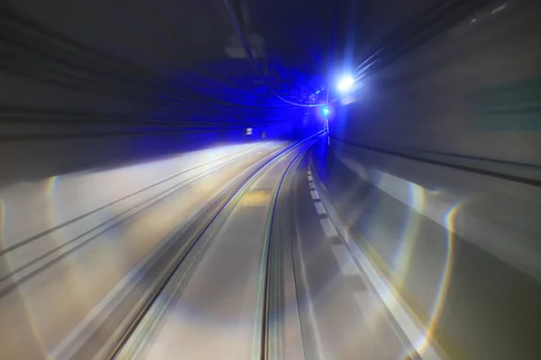 Trem túnel ferroviário em movimento com desfoque de movimento moderado — Fotografia de Stock